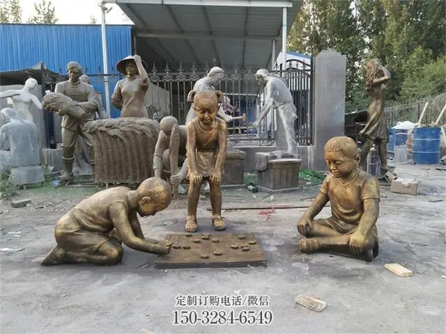 青铜下棋雕塑厂家，童趣主题，仿古抽象民俗雕塑